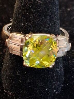 Avon silvertone square checkerboard cut limón CZ ring sizes 8 to 9